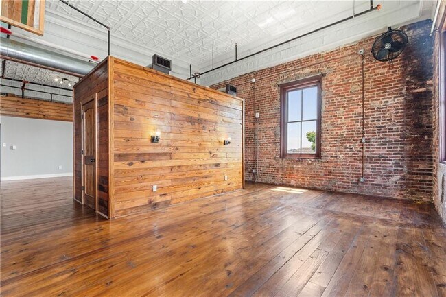 Building Photo - 558 St Francis St
