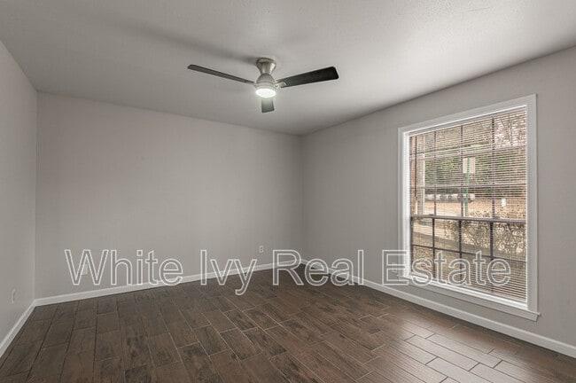 Building Photo - 818 University Ave