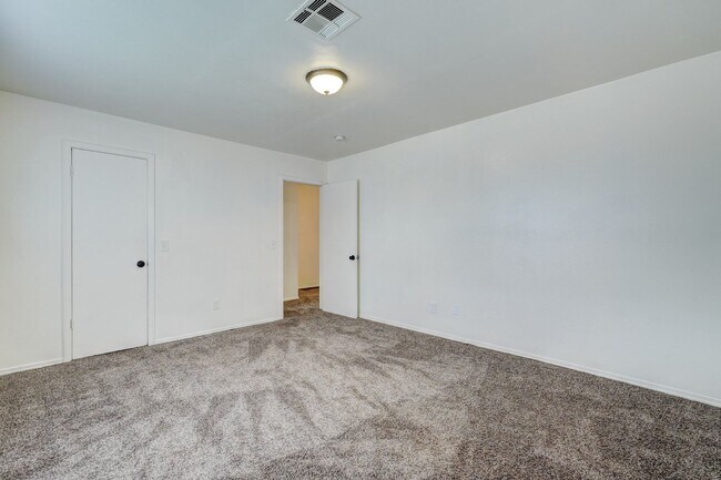 Building Photo - 3 bedroom 2.5 bath - NW Highway and Rockwell