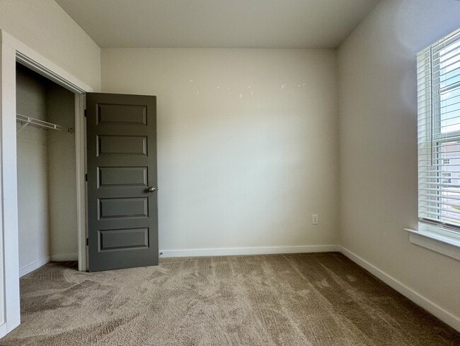 Building Photo - 681 W Vincent Dr