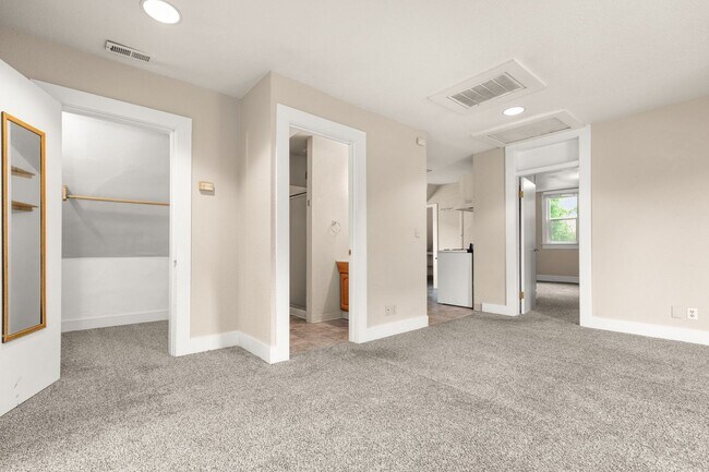 Building Photo - 714 SE 19th Ave