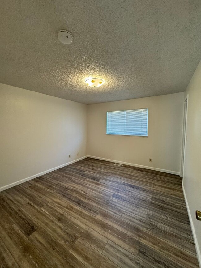 Building Photo - Myrtle Creek 3 bedroom home with 1 car garage