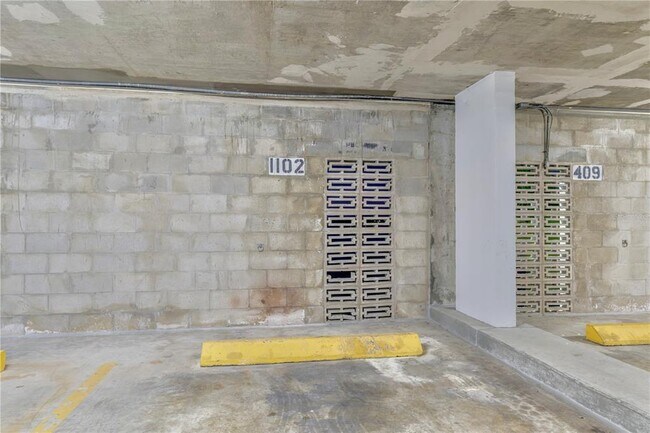 Building Photo - 100 Pierce St