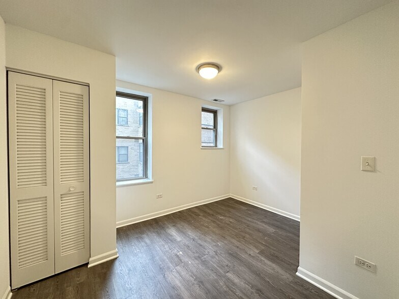 Building Photo - 940 W Winona St