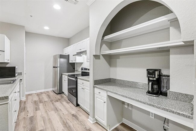 Building Photo - 860 N Orange Ave