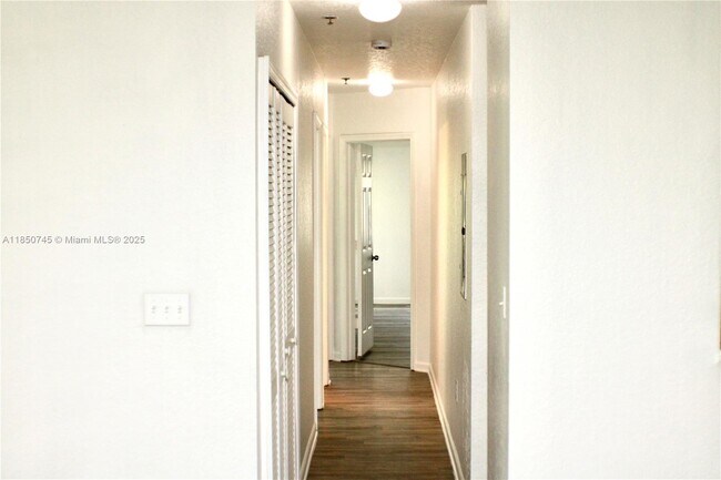 Building Photo - 2901 Riverside Dr