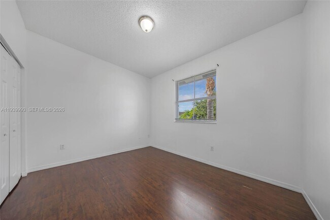 Building Photo - 951 NE 42nd Terrace