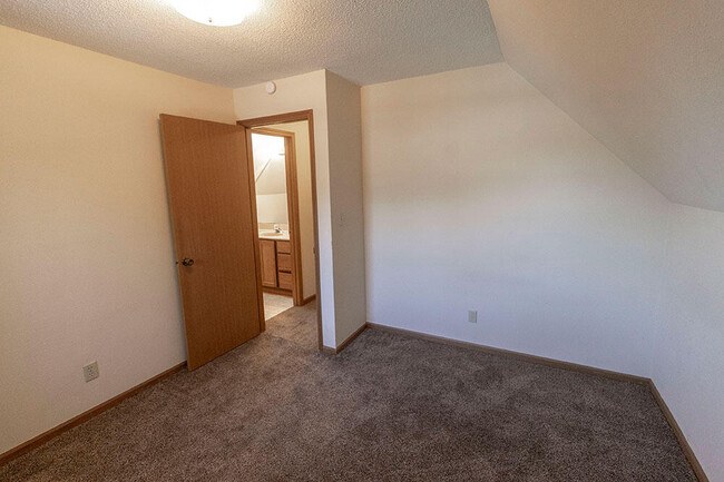 Building Photo - 1304 Millbrook Ct