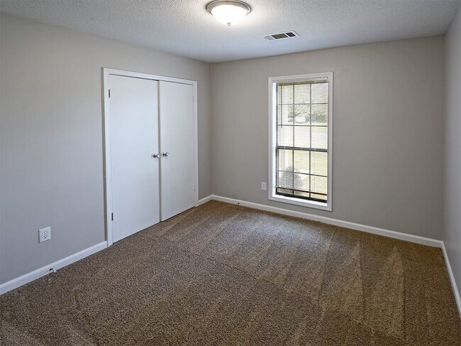Building Photo - Updated and charming 3 bed, 2 bath with SU...