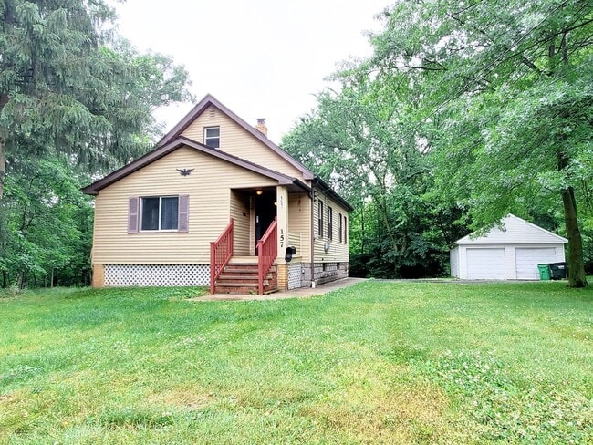 Primary Photo - 3 Bed - 1 Bath Colonial for Rent | Complet...