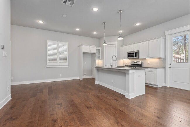 Building Photo - 909 Oak St