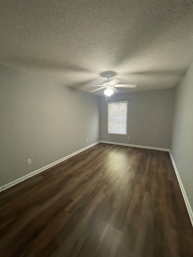 Building Photo - Foxchase Subdivision - End Unit
