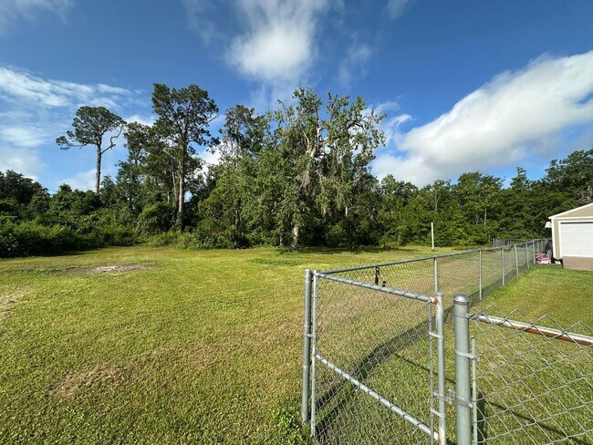 Building Photo - ***Spacious Country Living with Modern Com...