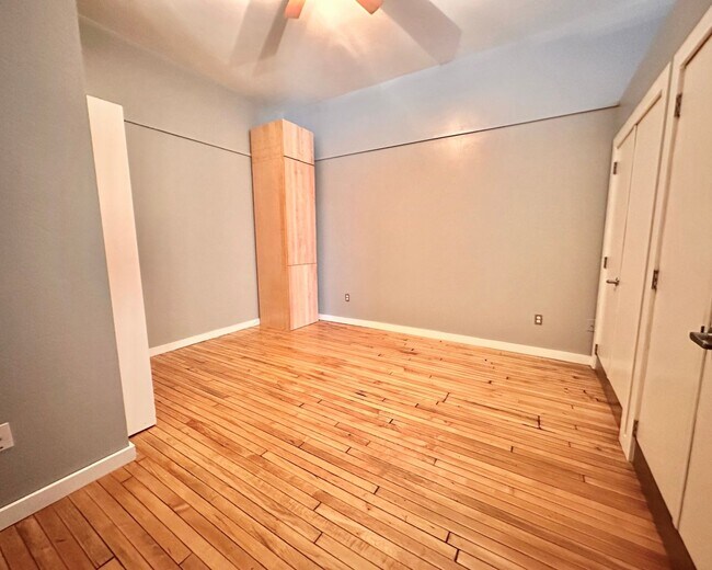 Building Photo - Oversized Downtown 1 Bed, 1 Bath + Den Condo!