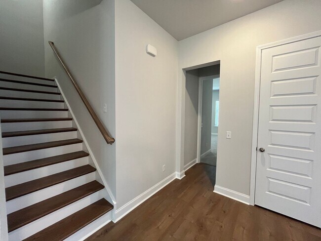 Building Photo - Stunning 4 Bedroom 4.5 Bath Home In Summer...