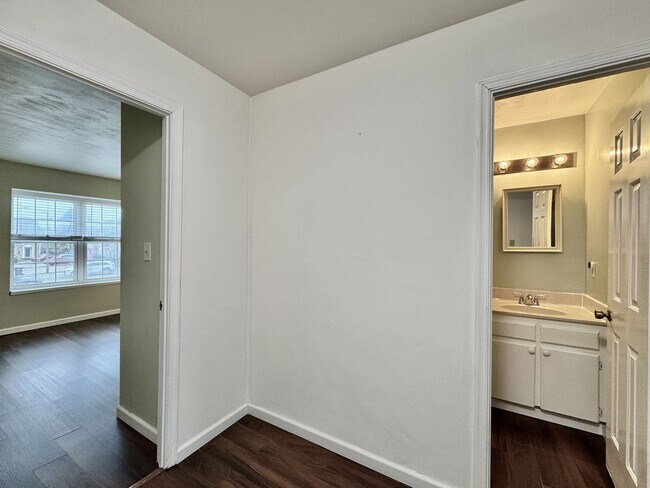 Building Photo - Glenleigh 1st-time Rental! Pet-Friendly, End-Unit Townhome, Cul-De-Sac with HUGE fenced backyard!