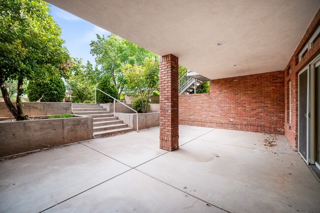 Building Photo - "Spacious 4-Bedroom, 4.5 Bathroom 4792 sq. ft. Retreat with Scenic Views and Cozy Fireplace in St...