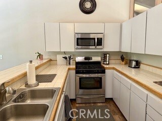 Building Photo - 872 Sierra Vista Dr