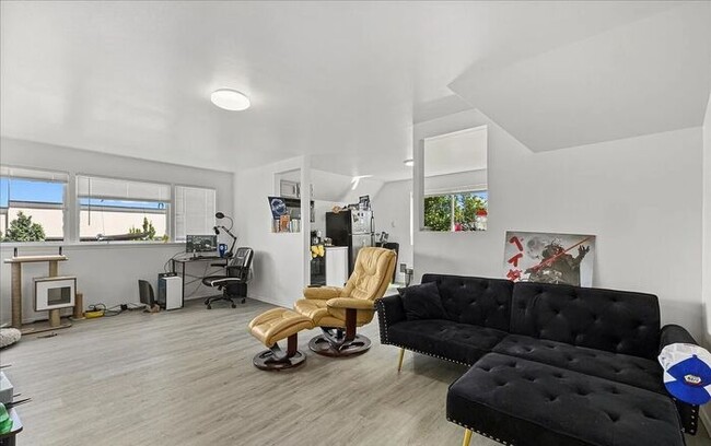 Building Photo - Nice 1 Bed, 1 Bath Upper Unit in Tacoma's Lincoln District