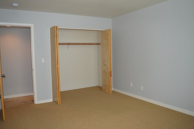 Building Photo - Spacious Two-Story Duplex Near Caledonia