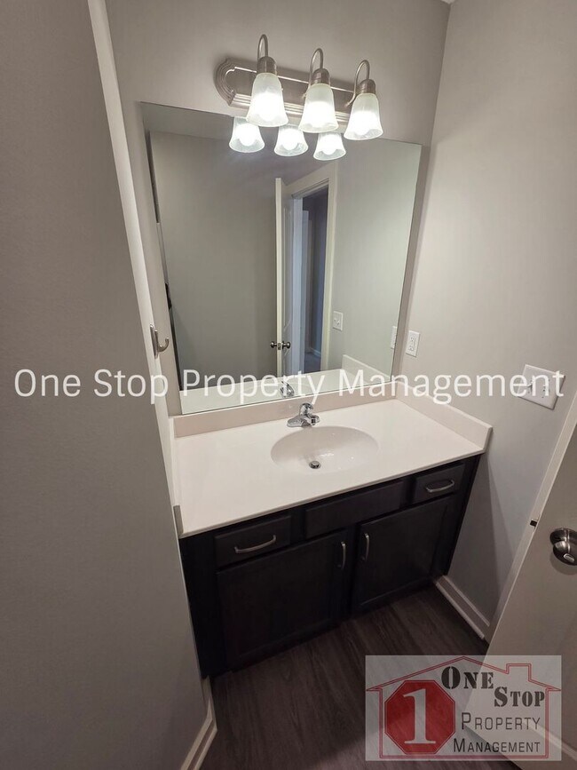 Building Photo - 3 Bedroom / 2.5 Bathroom Townhome in Louisburg, KS!