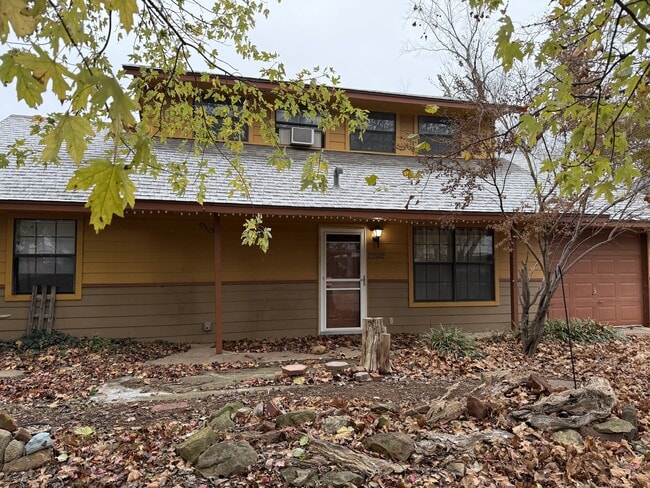 Building Photo - 2202 Crestwood Dr