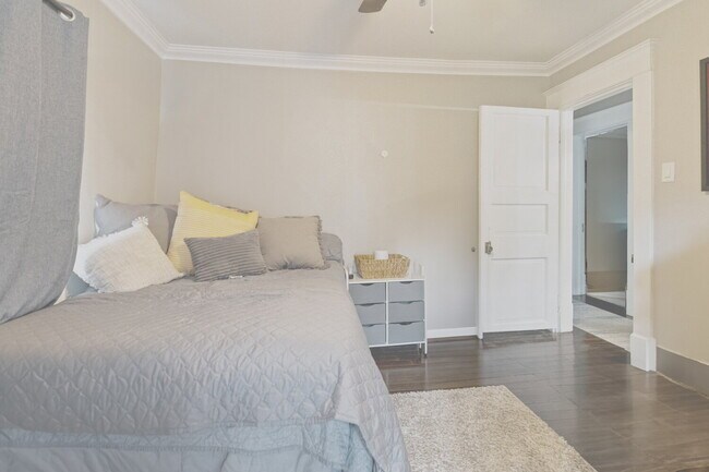 Building Photo - Charming Rental with Large Fenced Yard nea...
