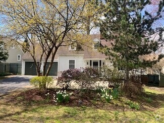 Building Photo - 1091 Round Hill Rd