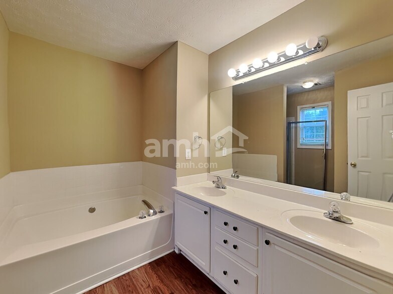 Building Photo - 5135 Thorin Oak Cir