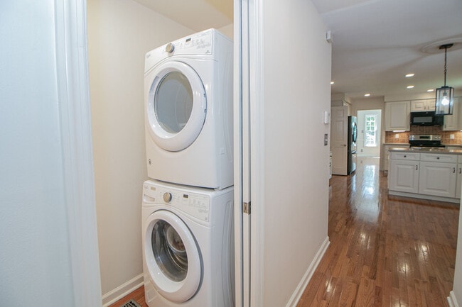 Building Photo - 815 Shady Bluff Trail