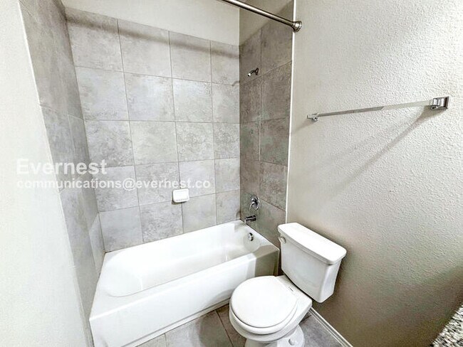 Building Photo - 3-Bed, 2-Bath Townhome with Fenced Yard & Garage / Pet-Friendly / Available Now!