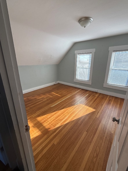 Building Photo - 17 Bowers St