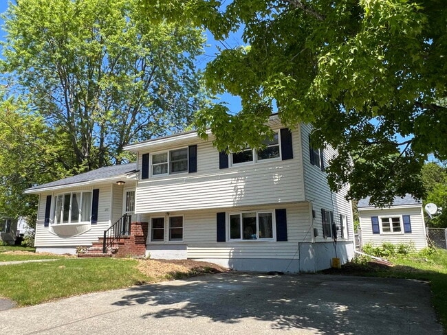 Building Photo - "Charming 3-Bed, 2-Bath Gem on Pearl Street – Your Ideal Bangor Retreat!"