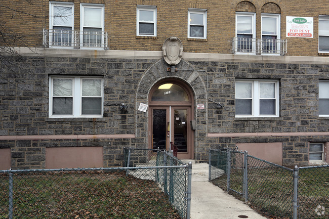 Building - Parklane Apartments
