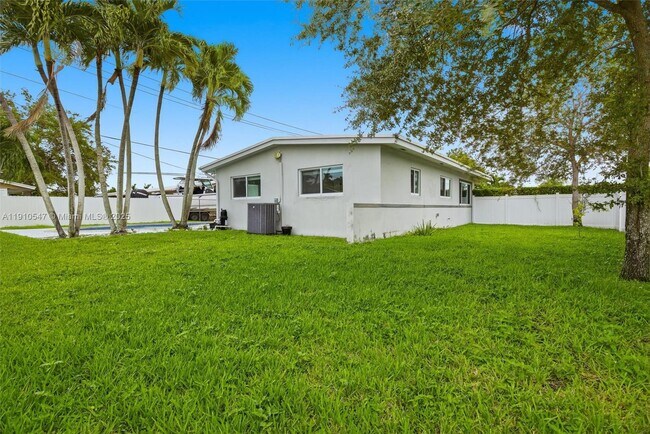 Building Photo - 5250 SW 96th Ave