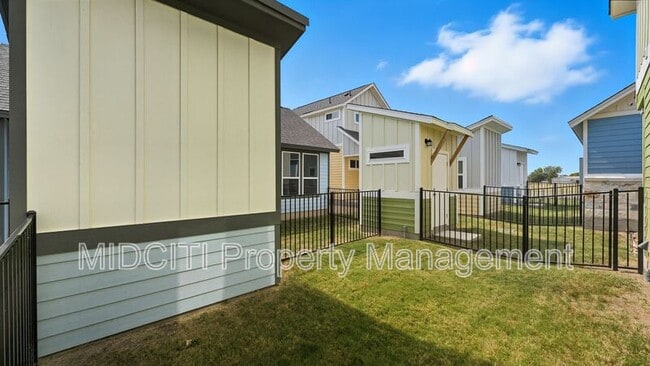 Building Photo - 2133 Hofstaat