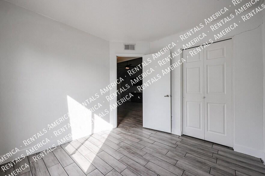 Building Photo - 1631 E Javelina Cir