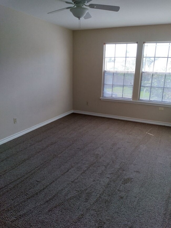 Building Photo - 4 bedroom 2.5 bathroom