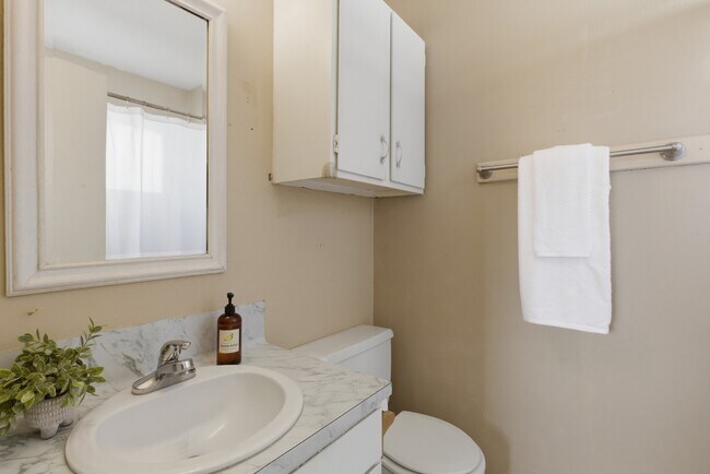 Building Photo - 13627 Greenway Dr