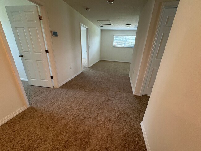 Building Photo - 5 bedroom 3.5 Bath House on Oakland Trails, Easy Turnpike Access No Rear Neighbors