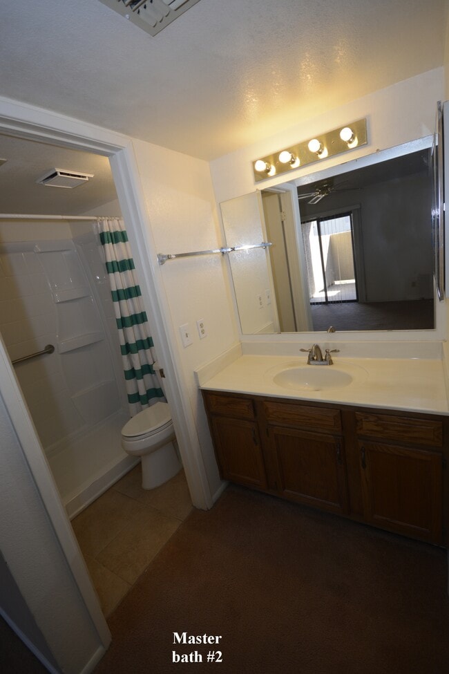 Building Photo - 850 S River Dr
