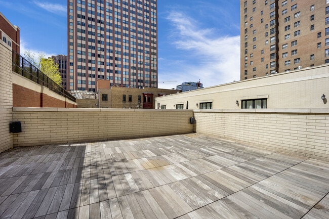 Building Photo - 832 N Clark St