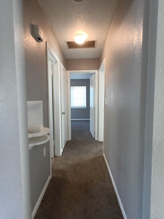 Building Photo - Clean Home