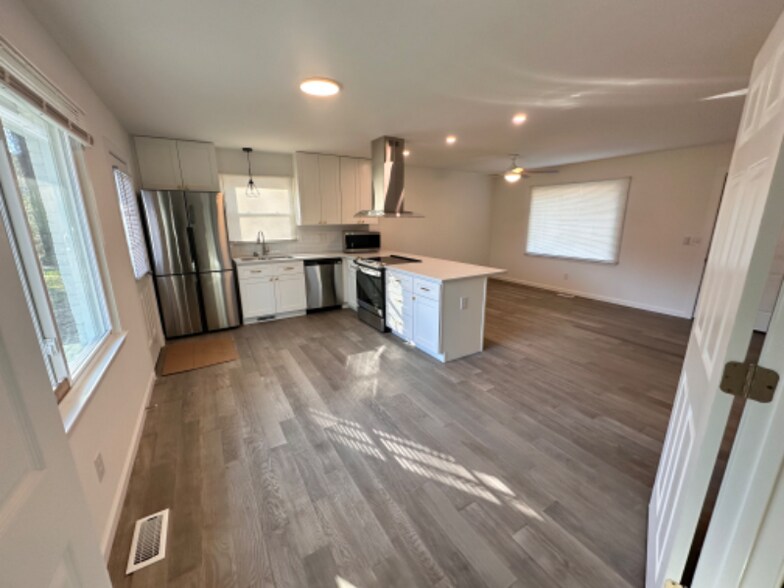 Building Photo - 548 Starling Way