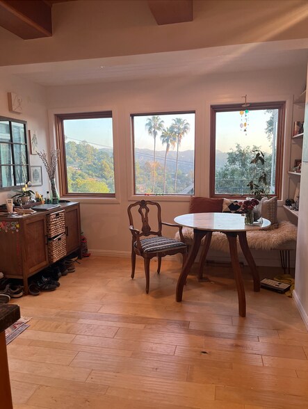 Breakfast Nook - 1212 Fernwood Pacific Dr