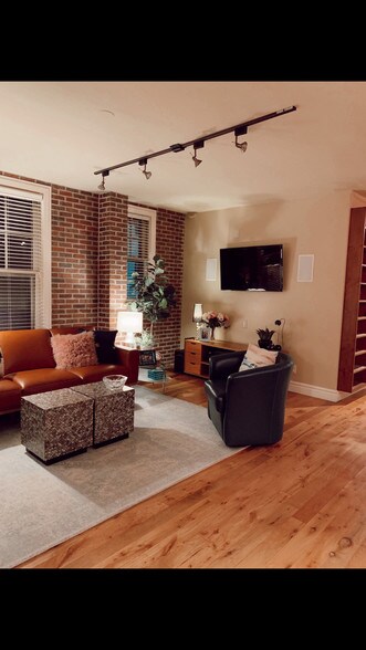 Primary Photo - 29 S State St