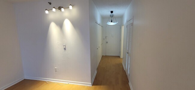 Building Photo - 45 River Dr S