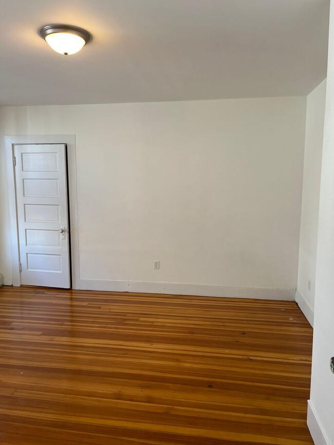 Building Photo - Spacious 2BR/1BA Apartment Available May 8...