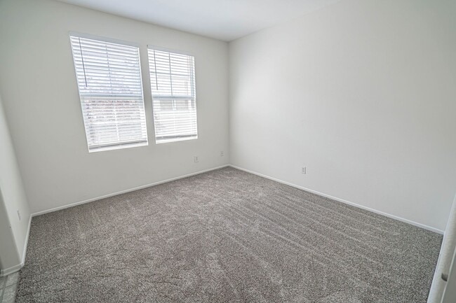 Building Photo - Creekside 3 Bedroom Townhome for Rent in V...
