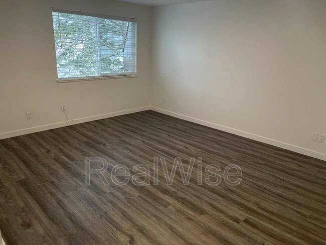 Building Photo - 4292 Meadowbrook Ct NE